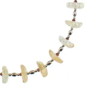Un collier avec des fleurs en citrine et grenat fini par des apprêts en argent.