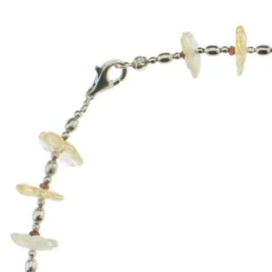 Un collier avec des fleurs en citrine et grenat fini par des apprêts en argent avec des perles jaunes sur une chaîne en argent, orné de fleurs.