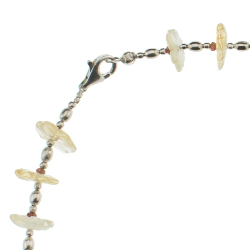 Un collier avec des fleurs en citrine et grenat fini par des apprêts en argent avec des perles jaunes sur une chaîne en argent, orné de fleurs.