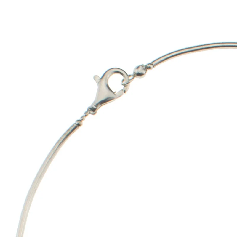 Un gros plan d'un bracelet Collier en améthyste polis avec des apprêts en argent massif 925-1000 avec fermoir.