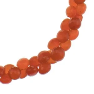 Un Collier en cornaline facettées et finition en argent sur fond blanc.