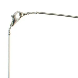 Un collier en cornaline facettées et finition en argent avec un attaché au crochet.