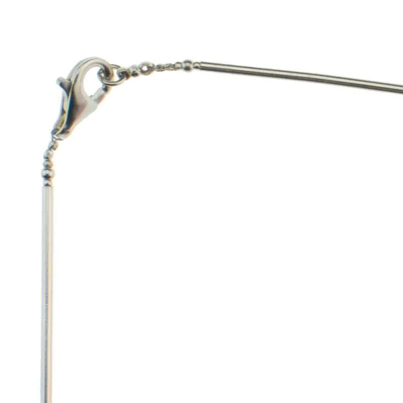 Un collier en cornaline facettées et finition en argent avec un attaché au crochet.