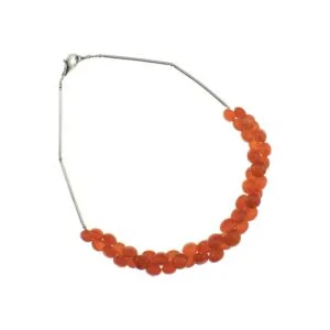 Un "Collier en cornaline facettées et finition en argent" sur une chaîne en argent.