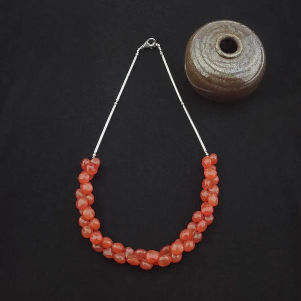 Un collier Collier en cornaline facettées et finition en argent avec des perles de corail et un vase, en argent.