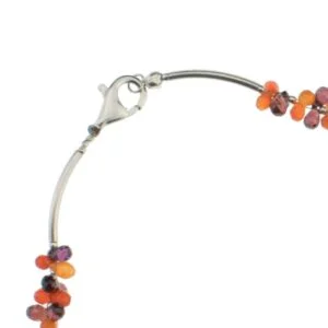 Un bracelet avec Collier fait de cornaline et grenat en briolette avec des apprêts en argent sur une chaîne en argent.