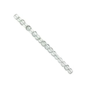 Un Lot de quartz verts en cube facette transparent pour faire un collier sur fond blanc.