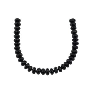 Beaucoup de colliers en perles noires avec Lot de spinelles facettées sur fil pour faire un collier sur fond blanc.