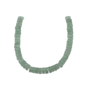 Collier beaucoup sur fil d'aigues-marines polis pour monter en bijou avec un motif filigrane sur fond blanc.