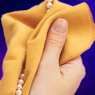 Utiliser un torchon doux pour nettoyer les bijoux BOSSOIR